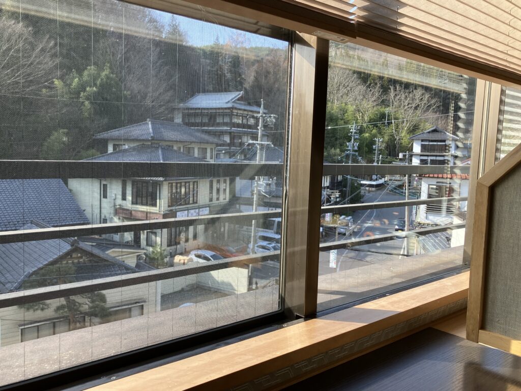 別所温泉、植松屋旅館の窓からの風景　都会・田舎アキラ美味いもん放浪記