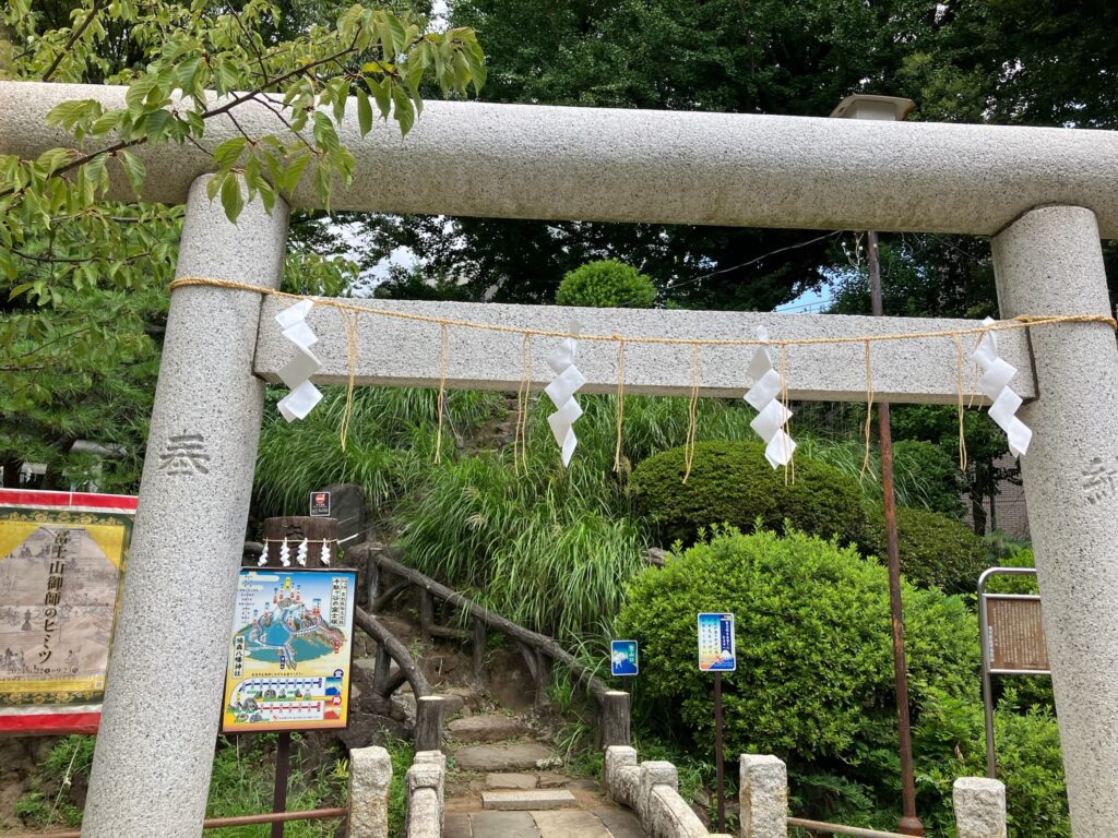 鳩の森神社鳥居　都会・田舎アキラ美味いもん放浪記