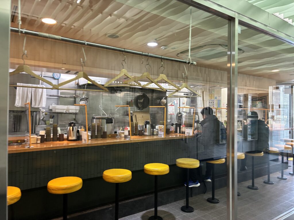 航空会館1階カレー屋入り口 都会・田舎アキラ美味いもん放浪記